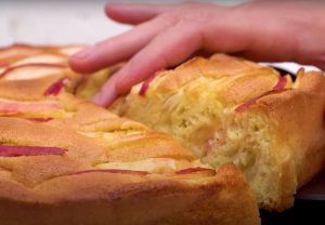 Самий простий рецепт шарлотки з яблуками за 40 хвилин