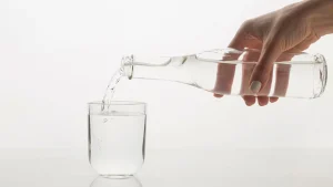 Чи можна пити дистильовану воду: що треба знати